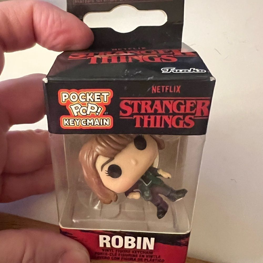 Funko Pop Keychain Stranger Things ROBIN - Picture 2 of 7